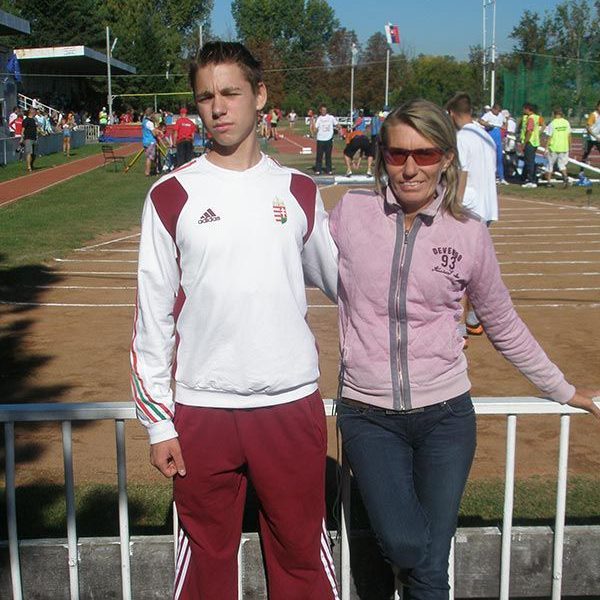 Urbanikné Rosza Mária olimpikon, edző és Zsiros Márk középtávfutó az egyedi sportolóknak kifejlesztett talpbetétekről.
